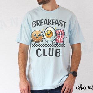 Maglietta del club per amanti della colazione, cibo, personaggio dei cartoni animati, maglietta carina, divertente, eccentrico, abbigliamento casual animato, maglietta unisex con pancetta e uova di pancetta stravaganti Chambray