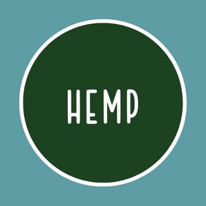 Może przedstawiać: Zielone koło z białym obramowaniem i napisem "HEMP" w kolorze białym wewnątrz.