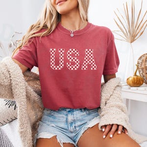 Retro USA Patterned T-shirt Comfort Colors American Pride Vintage Distressed Trendy Tee Summer Casual National Patriotic Wear Red White Blue Crimson