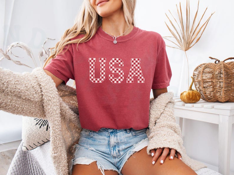 Retro USA Patterned T-shirt Comfort Colors American Pride Vintage Distressed Trendy Tee Summer Casual National Patriotic Wear Red White Blue Crimson