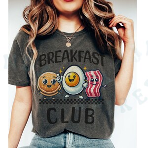 Maglietta del club per amanti della colazione, cibo, personaggio dei cartoni animati, maglietta carina, divertente, eccentrico, abbigliamento casual animato, maglietta unisex con pancetta e uova di pancetta stravaganti Pepper