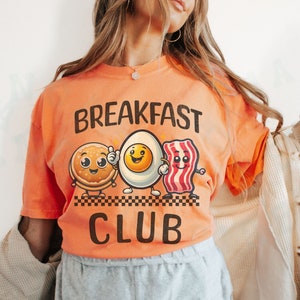 Maglietta del club per amanti della colazione, cibo, personaggio dei cartoni animati, maglietta carina, divertente, eccentrico, abbigliamento casual animato, maglietta unisex con pancetta e uova di pancetta stravaganti Burnt Orange
