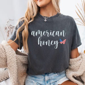 American Honey USA Shirt Comfort Colors America Summer Red White Blue Top Cute Women&#39;s Patriotic Flag Butterfly Minimalist Fourth Of July