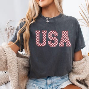 Retro USA Patterned T-shirt Comfort Colors American Pride Vintage Distressed Trendy Tee Summer Casual National Patriotic Wear Red White Blue Pepper