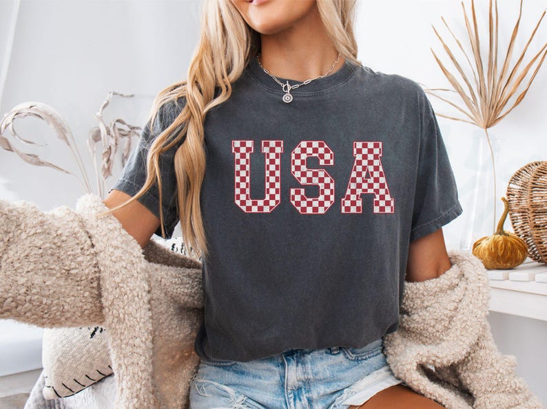 Retro USA Patterned T-shirt Comfort Colors American Pride Vintage Distressed Trendy Tee Summer Casual National Patriotic Wear Red White Blue Pepper