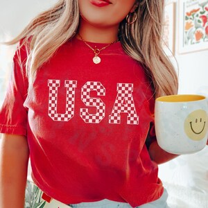 Retro USA Patterned T-shirt Comfort Colors American Pride Vintage Distressed Trendy Tee Summer Casual National Patriotic Wear Red White Blue Red