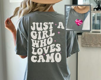 Camiseta de camuflaje para amantes de las chicas, colores cómodos, estilo elegante y campestre, camiseta con letras onduladas retro, camiseta con estampado de corazón de camuflaje rosa, regalo para ella