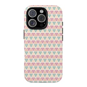 Puede incluir: Una funda de teléfono con un patrón repetitivo de triángulos de colores pastel. Los triángulos están dispuestos en filas horizontales, con colores alternos de rosa, verde y beige. La funda tiene un módulo de cámara negro.
