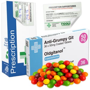Op de afbeelding: Afbeelding met dozen met voorgeschreven medicijnen en een stapel kleurrijke gecoate tabletten. De dozen tonen de tekst "Anti-Grumpy Git" en "Oldgitanol suppositories". Eén doos geeft 36 tabletten van 50 mg aan. Receptlabels zijn ook zichtbaar.