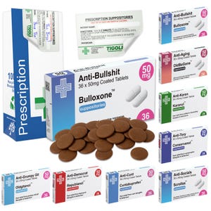 Op de afbeelding: Een verzameling satirische farmaceutische producten, waaronder dozen met tabletten en zetpillen. De verpakking heeft humoristische namen zoals "Anti-Bullshit" en "Anti-Aging", met een kruissymbool en het getal 36.