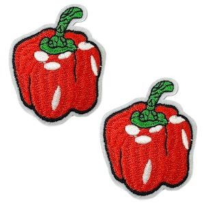 Può includere: Due toppe ricamate raffiguranti un peperone rosso con un gambo verde. Le toppe hanno un bordo bianco e riflessi bianchi. Queste toppe sono probabilmente per abbigliamento o accessori.