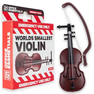 Pode incluir: Um pequeno violino castanho com arco, ao lado de uma caixa vermelha e branca. A caixa diz "Worlds Smallest Violin" e "Emergency Use Only". O item é um artigo de novidade da "TIG Office Essentials".