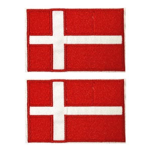 Op de afbeelding: Twee geborduurde patches met de Deense vlag. Elke patch heeft een rode achtergrond met een wit Scandinavisch kruisontwerp. De patches zijn rechthoekig met een witte rand.