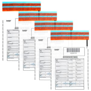 Könnte beinhalten: Ein Stapel weißer Beweismittelbeutel mit blau-orangefarbenem Siegel. Die Beutel haben ein gedrucktes Formular zur Dokumentation von Beweismitteln. Der Text "EVIDENCE BAG" ist auf den Beuteln aufgedruckt.