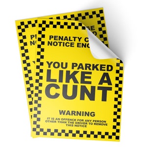 Könnte beinhalten: Zwei gelbe Parkverwarnungen mit schwarzem Text und einem schwarz-weißen karierten Rand. Der Text lautet "YOU PARKED LIKE A CUNT" und "WARNING". Die Hinweise sind leicht gewölbt.