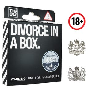 Può includere: Una scatola nera con la scritta bianca "DIVORCE IN A BOX". La confezione include un avvertimento, un sigillo "Soddisfazione 100% garantita", un simbolo "18+" e due stemmi. Prodotto per uso di emergenza.