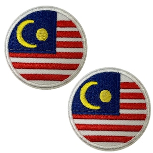 Op de afbeelding: Twee ronde geborduurde patches met de vlag van Maleisië. Elke patch heeft een blauw kanton met een gele maan en ster, en rood-witte strepen. De patches zijn omrand met zilverkleurig garen.