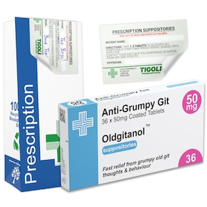 Op de afbeelding: Een witte en blauwe doos met "Anti-Grumpy Git" zetpillen, 36 tabletten van 50mg elk. De doos bevat ook een receptlabel met instructies en een apotheeklogo. De tekst "Oldgitanol" is ook zichtbaar.