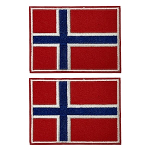 Puede incluir: Dos parches rectangulares con la bandera de Noruega. Cada parche tiene un fondo rojo con una cruz azul delineada en blanco. Los parches probablemente están bordados o cosidos.