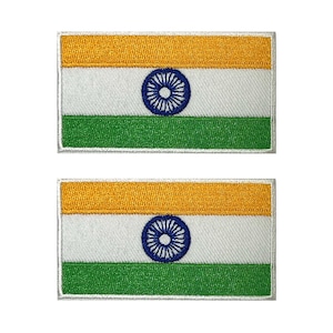 Könnte beinhalten: Zwei rechteckige Aufnäher mit der indischen Flagge. Jeder Aufnäher hat ein horizontales Trikolore-Design: Safran oben, Weiß in der Mitte mit einem marineblauen Rad und Grün unten. Die Aufnäher sind weiß umrandet.
