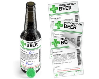 Può includere: Una bottiglia di birra scura con un'etichetta che recita "Prescription Beer" e un simbolo a croce verde. L'etichetta include il nome del paziente e le istruzioni. Sono visibili anche diverse etichette di prescrizione.