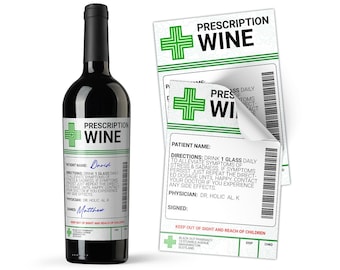 Puede incluir: Una botella de vino tinto oscuro con tapón negro y etiqueta que dice "Prescription Wine". La etiqueta tiene un símbolo de cruz verde y texto. Una segunda etiqueta está parcialmente despegada.