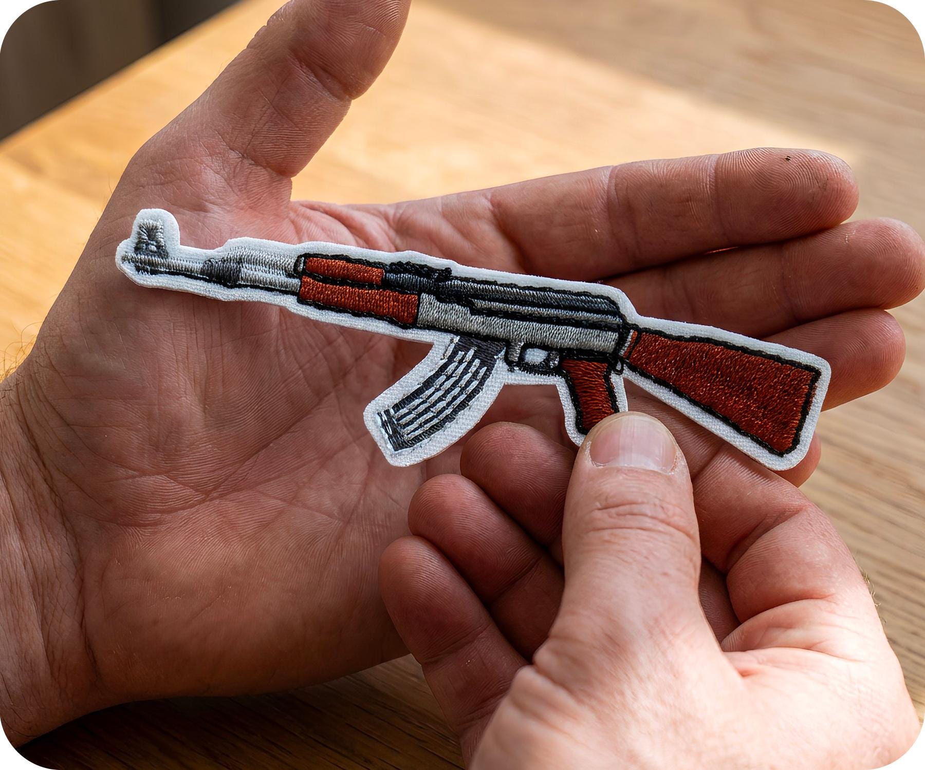 Kalaschnikova AK47 Patch – 3,0 X 2,0 Zoll, Rot/weiß, Mit Hakenverschluss (Klett) Kalaschnikova AK47 Patch – 3,0 X 2,0 Zoll, Rot/weiß, Mit Hakenverschluss (Klett)