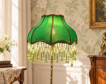 Lámpara de pie con flecos verde esmeralda, pantalla de terciopelo con forma de cúpula y cuentas de perlas y jade, lámpara de pie de latón, decoración victoriana estilo cottagecore.