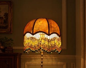 Lampada da terra con frange di perline di giada, paralume a cupola con uccelli e fiori, lampada da terra in stile vintage con colonna in ottone e bambù, decorazione vittoriana in stile chinoiserie.