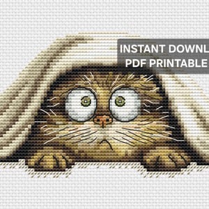 以下が含まれることがあります： 毛布の下から覗く驚いた猫のクロスステッチパターン。猫は大きく見開いた目をし、心配そうな表情をしています。「INSTANT DOWNLOAD PDF PRINTABLE FILE」の文字が右上に入っています。
