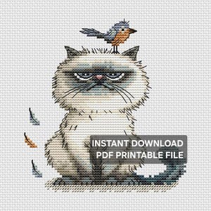 Può includere: Schema a punto croce di un gatto scontroso con un uccellino appollaiato sulla testa. Il gatto è grigio chiaro con dettagli grigio scuro e un'espressione severa. L'uccello è blu e arancione. Il testo "INSTANT DOWNLOAD PDF PRINTABLE FILE" è in un rettangolo.