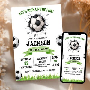 Pode incluir: Convite de aniversário com tema de futebol com o texto "LET'S KICK UP THE FUN!". Apresenta uma bola de futebol rompendo uma parede, bolas adicionais e detalhes para uma festa de 7 anos.