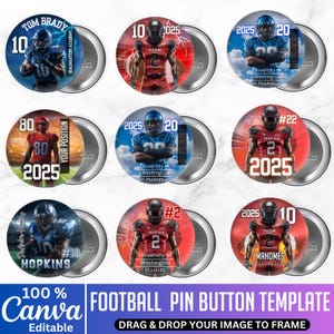 Può includere: Una collezione di nove modelli di bottoni rotondi con giocatori di football americano. Ogni bottone ha un design diverso per giocatore e squadra, con testo che include nomi, numeri e loghi delle squadre. Il testo in basso recita "FOOTBALL PIN BUTTON TEMPLATE".
