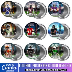 Puede incluir: Un conjunto de nueve botones de solapa con temática de fútbol. Cada botón presenta una imagen de jugador, el año 2025 y el texto "WORLD RECIEVER". Los botones tienen un borde plateado metálico y un respaldo de alfiler. El texto inferior dice "FOOTBALL POSTER PIN BUTTON TEMPLATE".