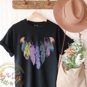 Bunte Feder T-Shirt Festival Shirt Vogel Feder Tshirt Frauen Feder Shirt niedliche grafische T-Shirt Trendy Tshirt, Geschenk für Vogelliebhaber Shirt