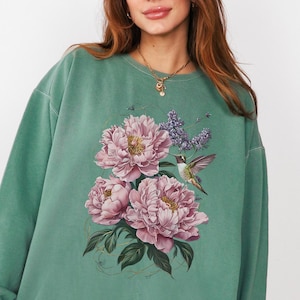 Hummingbird Sweatshirt, Floral Hummingbird Shirt, Comfort Colors, Hummingbird Clothing, Boho Floral Shirt, Gifts for Bird and Nature Lovers