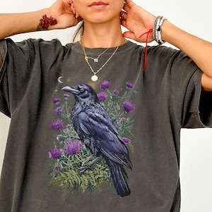 Camisa vintage Raven, cor confortável, camiseta Crow, camisa Goblincore, camiseta gótica, camisa Witchy, camiseta floral grande Dark Academia Bird