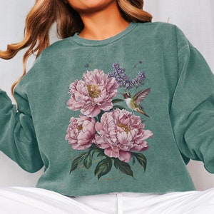 Hummingbird Sweatshirt, Floral Hummingbird Shirt, Comfort Colors, Hummingbird Clothing, Boho Floral Shirt, Gifts for Bird and Nature Lovers