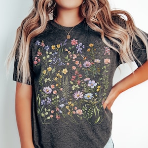 Vintage Botanical Garden Lover Gift for Her, Pressed Flowers Tshirt, Wildflowers Cottagecore Shirt, Pastel Floral Nature Oversized Tee Shirt