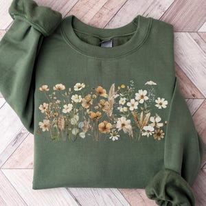 Wild Flowers Sweatshirt Pressed Flowers Vintage Botanical Floral Sweatshirt Pastel Floral Sweatshirt Gift for Gardener Flower Sweatshirt, A3