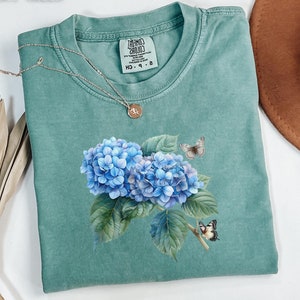 Fleur d&#39;hortensia bleue, cadeau pour elle, couleur fleurs d&#39;hudrangea, t-shirt papillon, t-shirt bohème cottagecore féerique amateur de jardin de fleurs
