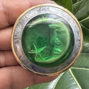 Precioso joyero pequeño de resina verde esmaltada con motivos de luna y estrella, hecho a mano y de estilo vintage, con detalles de latón tibetano. Medidas: 3,17 cm x 5,16 cm (1,25 pulgadas x 2 pulgadas).