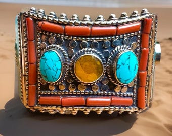 Pulsera de estilo étnico tibetano/indo-tibetano vintage y artesanal con cierre a presión, incrustaciones de ámbar, coral y turquesa en plata repujada tibetana de 130 g.