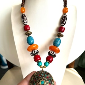 Vintage & Unikt Etniskt Indo/Tibetiskt Tribal Hängehalsband med Inläggsstenar, Hartspärlor, Benpärlor, Mässingsdistans och Tibetanskt Silver 23”tum