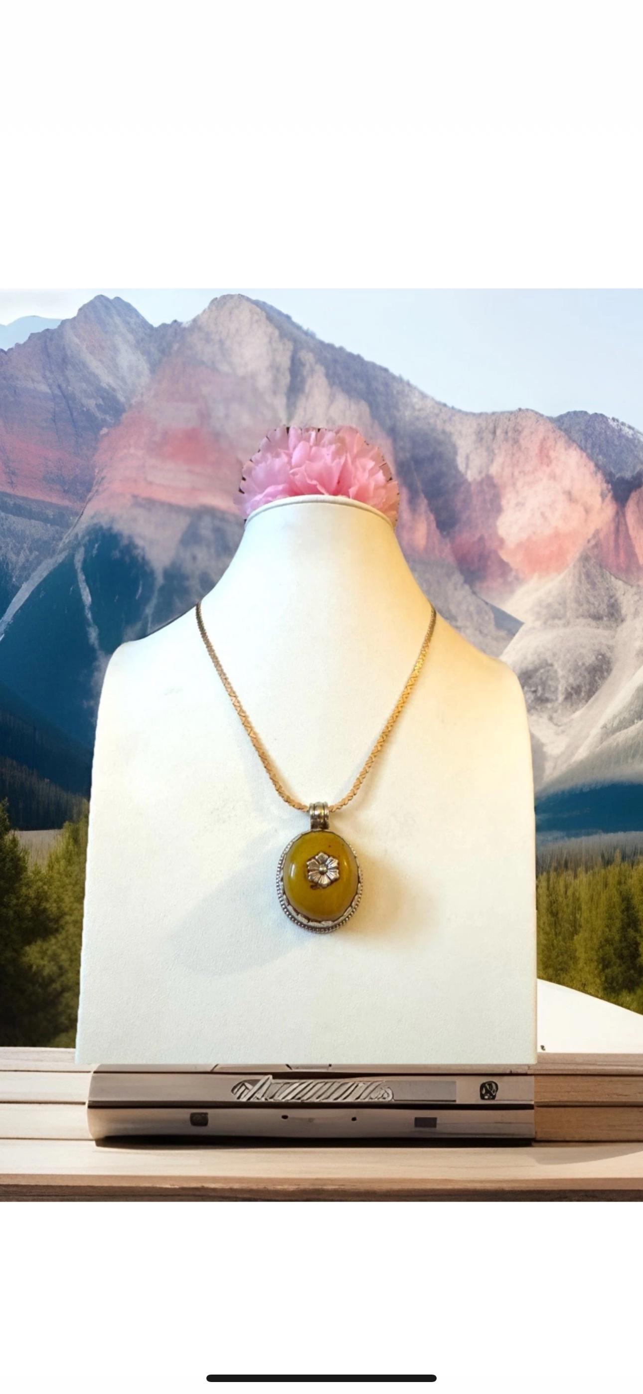 ヴィンテージ＆手彫りの縁起の良い鳥のシンボル、チベット伝統の琥珀と