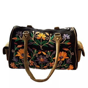 Atemberaubende Handstickerei und handgefertigtes Blumenmuster Kashmiri Leder Hand- und Umhängetasche 16 Zoll lang und 11 Zoll hoch, mehrere Taschen