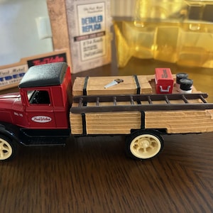 ERTL 1931 Hawkeye Flatbed True Value 1/34 Scale Lumber Load Bank