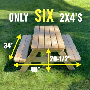 Op de afbeelding: Een houten picknicktafel met twee banken, 101,6 cm breed, 86,4 cm lang en 52,1 cm hoog. De tafel is gemaakt van zes 2x4's.