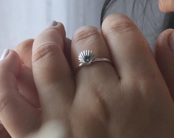 Sterlingzilveren schelpfidgetring met roterende kraal en geboortesteen met zirkonia