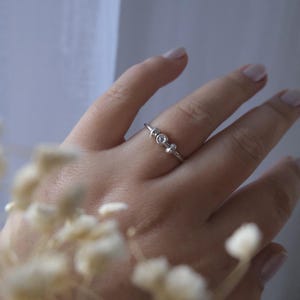 Anillo antiestrés de plata de ley con gema de moissanita – Hecho a mano para la calma, la concentración y para evitar pellizcarse la piel y morderse las uñas.